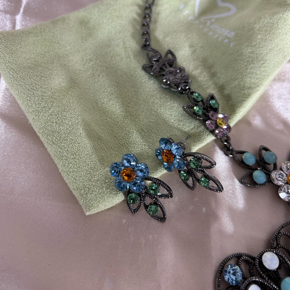 Sparkling Flower Crystals Necklace + Earrings Set - Picture 5 of 9